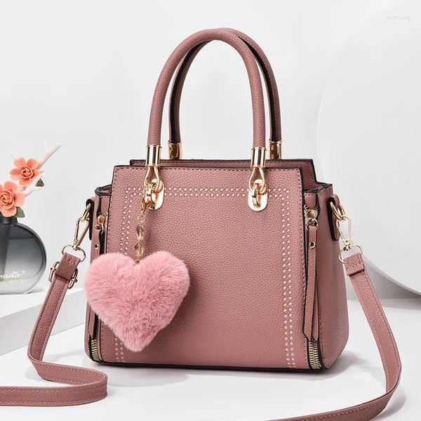 Umhängetaschen, die hochwertige Allgleiches einfache Tasche Women2024Autumn Mode Handtasche Haar Ball Anhänger Messenger Frauen verkaufen