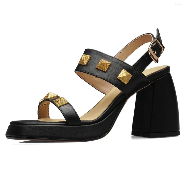 Elbise ayakkabıları ennaker üst katman inek derisi metal perçin konforlu platform yüksek topuk sandaletler bahar 2024 alçak yan siyah bej kayısı