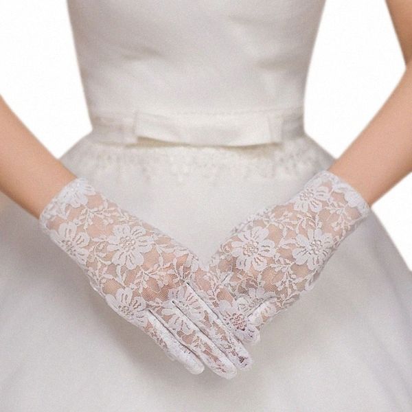 Guanti corti da donna in pizzo floreale bianco con dita lunghe al polso attraverso guanti da sposa in tinta unita vintage all'uncinetto