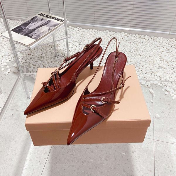 Scarpe da donna francesi 2024 Estate nuovi sandali Baotou fibbia per cintura in metallo scarpe singole vino rosso laccato in pelle tacchi alti per le donne