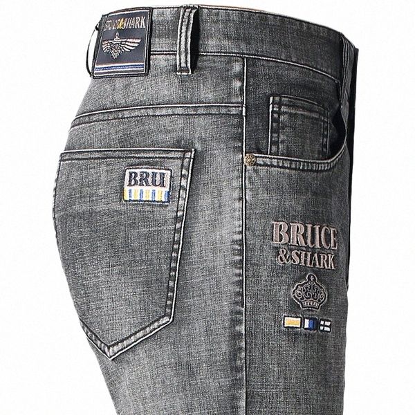 2023 Neue Sommer -Herren -Jeans Bruceshark Jeans Jeans Cowboys Dehnung Cott Lose gerade lässige Fi -Jeans Big Size 42 K8WX#