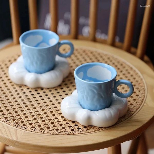 Tassen Kreative handbemalte blaue Himmel weiße Wolke Tasse und Untertasse handgefertigte Keramikkaffeetasse mit Schale niedliches Teeset Home Decor Geschenk