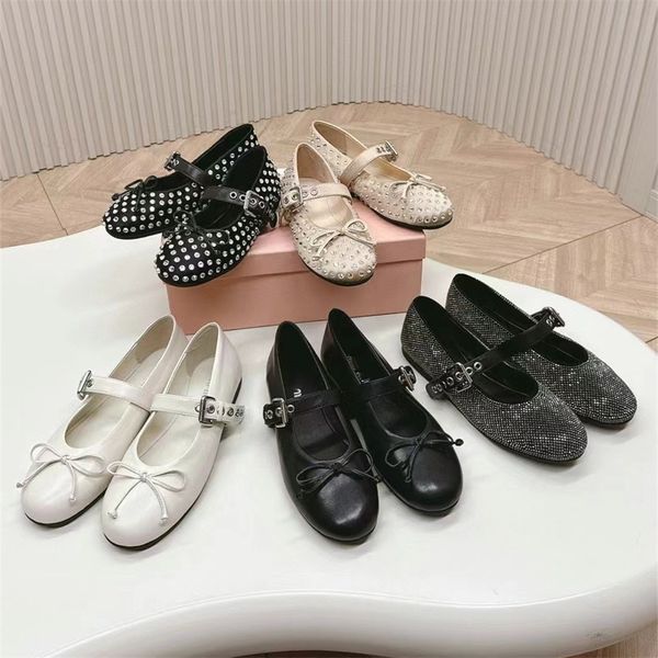 2024 Yeni Tasarımcı Sıradan Ayakkabı Balerin Ayakkabıları Düz ​​Etek Tasarımcı Kadın Yuvarlak Kafa Rhinestone Tekne Ayakkabıları Lüks Deri Perçinlenmiş Buckle Mary Jane Ayakkabıları