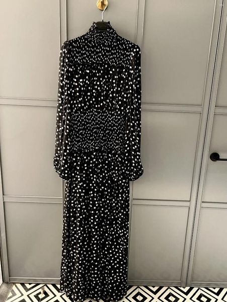 Lässige Kleider 2024 Frühling / Sommer Seide Schwarz und Weiß Polka Dot Halbhoher Kragen Laternenärmel Taille Wickelkleid Frauen Maxirock Party