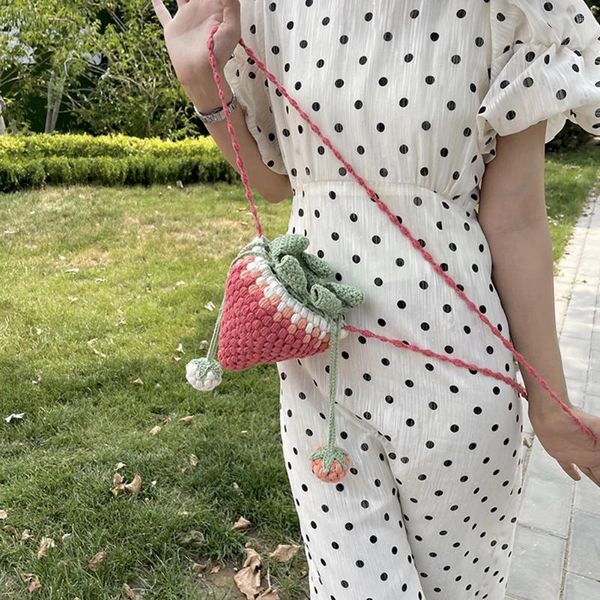 Bolsa feminina morango crossbody versátil adorável ombro casual bolsa diy dos desenhos animados crochê balde bolsa