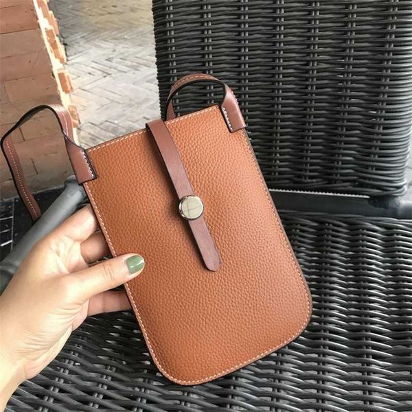 Sacos de celular 2024 novo padrão de lichia cabeça camada de couro cordão telefone móvel couro genuíno portátil crossbody pequeno saco guangzhou