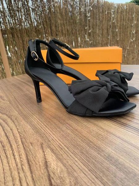 Scarpe eleganti 2024 Décolleté sexy con cinturino con fibbia a fascia stretta Décolleté da donna con punta a punta Tacchi sottili Festa di nozze Mulo