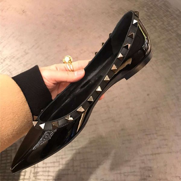 2021 primavera e l'estate nuovo fascino bocca superficiale nudo bianco nero in vernice rivetto in pelle a punta tacco basso scarpe basse da donna scarpe singole