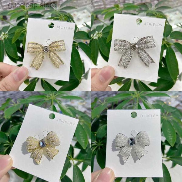 Pins Broches Dmari Mulheres Broche Minúsculo Pearled Rosette Lapel Pins Bow Tie Forma Crachá para Roupas Acessórios de Casamento Jóias de Luxo Y240329