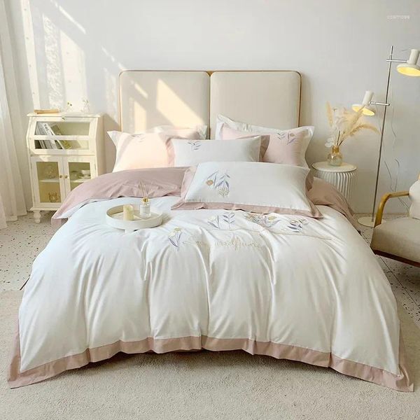 Set di biancheria da letto Set di quattro pezzi in puro cotone stile lusso leggero Piccolo colore patchwork con ricamo fresco