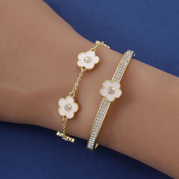 Nuovi Five in due pezzi con A Sense of Temperament.Set di braccialetti con fiori a cinque petali