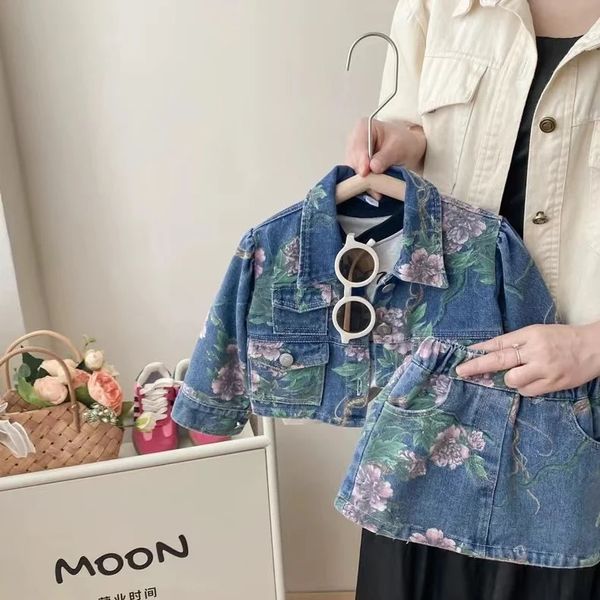 Корейский комплект джинсовой одежды с цветочным принтом для девочек, куртки и юбки, модные детские джинсы с цветами, весенне-осенняя одежда 240307