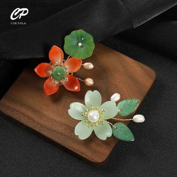 Pins Broschen Retro handgemachte Blumenbrosche Nischentemperament High-End-Glas Jade Abzeichen künstliche Perle antiken Stil Zubehör Y240329