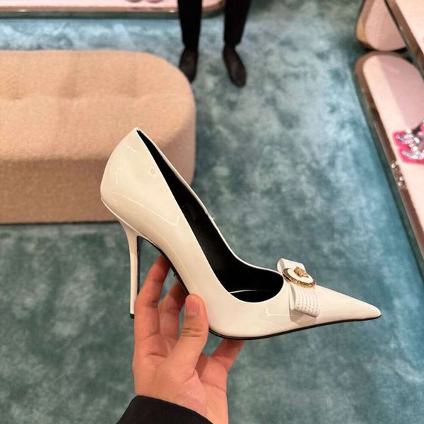 Tacchi alti neri da donna tacchi sottili punte appuntite scarpe singole bianche con bocca bassa autunno e inverno Le socialite in stile francese calpestano le scarpe da donna