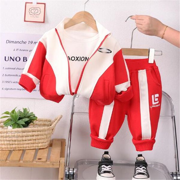 Abbigliamento per bambini Set per ragazzi 2024 Felpe con cappuccio occidentalizzate per bambini primaverili Versione coreana Set di tre pezzi Trend Suit