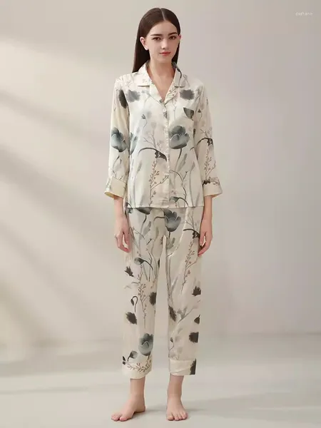 Startseite Kleidung Passen Sie das langärmlige Damen-Pyjama-Set aus reiner Seide mit Pflanzendruck individuell an. Mulberry-Nachtwäsche 2-tlg