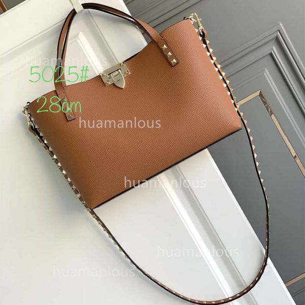 Bolsa com fivela grande capacidade feminina 2024 Rock Walentino Tote Rivet Lock Bags Mãe Tote Vlogoo Novo designer moderno versátil ombro crossbody 37SB