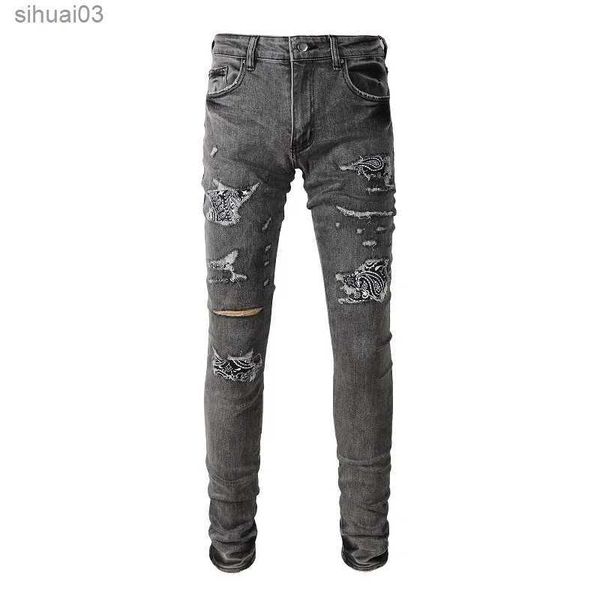 Jeans masculinos Bandana Paisley Patch Jeans Jeans Gray Denim Pantyhose de encaixe apertado com buracos rasgadosl2403