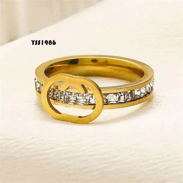 Aniversário com anéis de diamante para mulheres banhados a prata Anillos carta de aço inoxidável joias de casamento estilo moderno anel de designer sem desbotamento Zl098