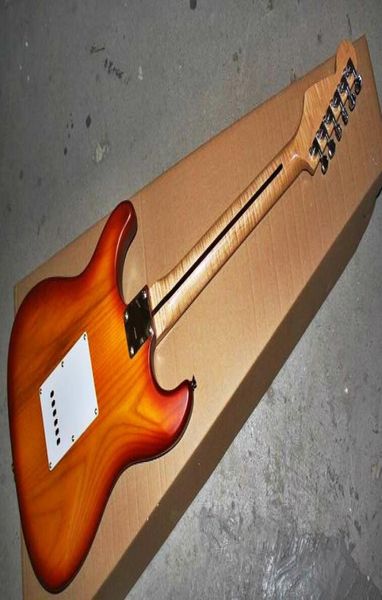 Yüksek kaliteli cs renk katı gövde ile akçaağaç kaplan şeritler ahşap boyun beyaz pickguard elektro gitar 7560581