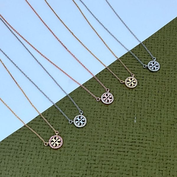 Pendolarismo elegante e semplice nel freddo diamante Feng Shui intarsiato con collana in metallo con lettere inglesi rotonde cave