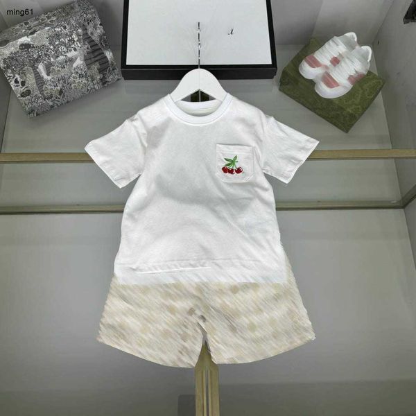 Tute per bambini di marca T-shirt per ragazze estive abiti firmati per bambini Taglia 100-150 CM T-shirt e pantaloncini con ciliegia ricamati 24Mar