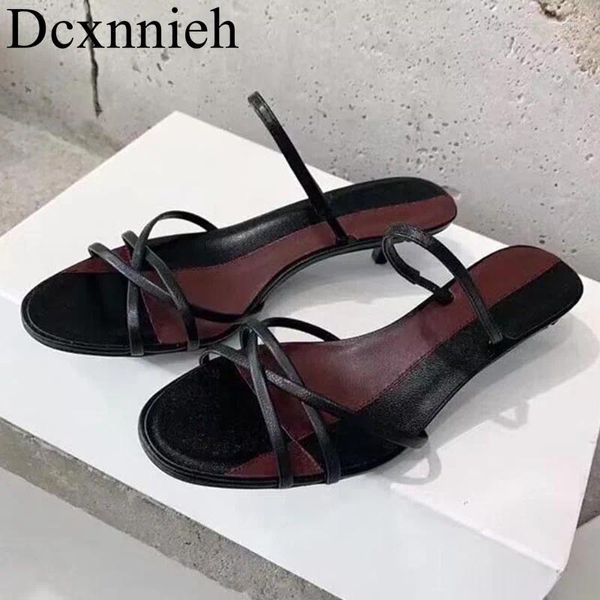 Sapatos casuais 2024 dedo redondo de pé aberto sandálias de couro genuíno de verão feminina combina de correia fina praia praia