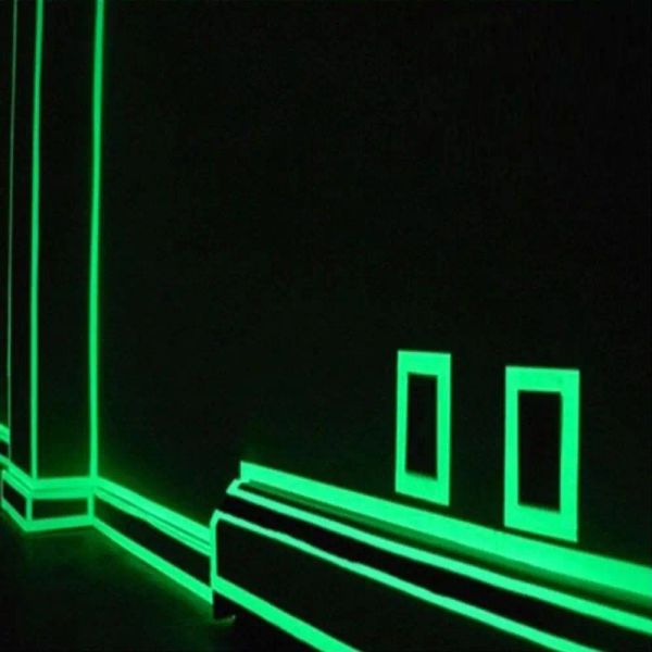 Светящаяся лента зеленое сияние в темной предупрежденной ленте заземляющая лампа