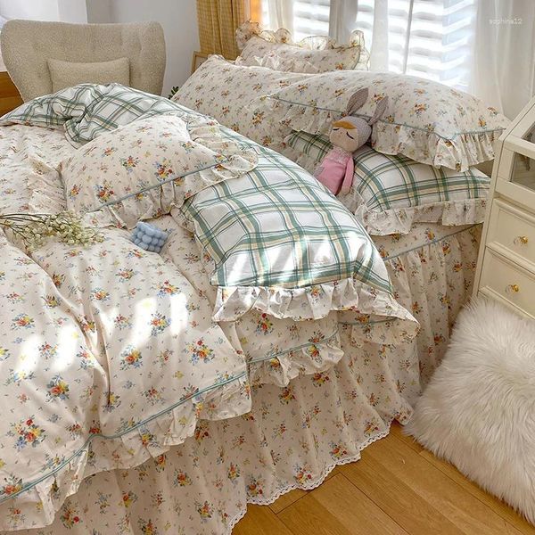 Set di biancheria da letto Gonna da letto in quattro pezzi Puro cotone per uso domestico su due lati Balza per piante Stampa e tintura di fiori Copripiumino singolo da 1,8 m