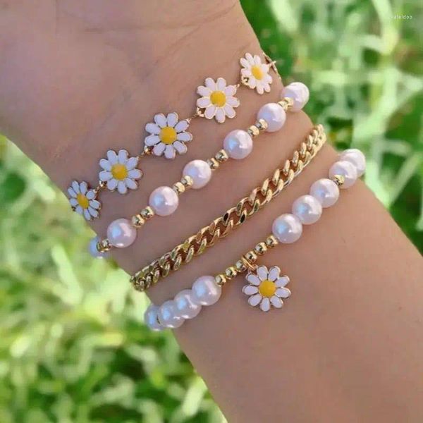 Charm-Armbänder, elegantes 4-teiliges Gänseblümchen-Imitationsperlen-Armband-Set – niedlicher Schmuck aus Zinklegierung für stilvolle Mädchen, ideales Geschenk