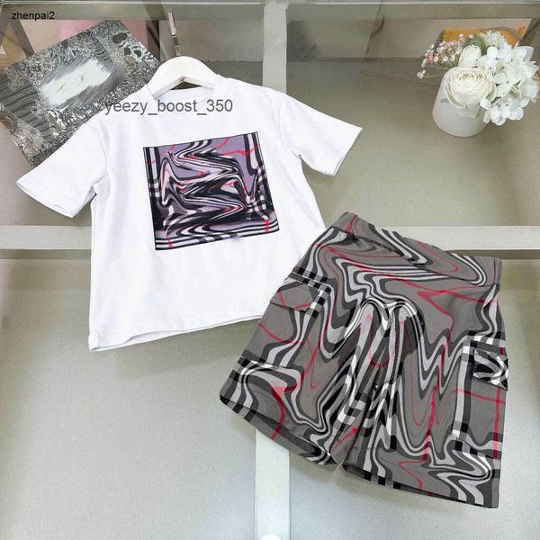 Burberrlies Luxo crianças agasalhos bebê em torno do pescoço T-shirts terno Tamanho 100-150 Padrão quadrado de manga curta e shorts estampados xadrez Jan20