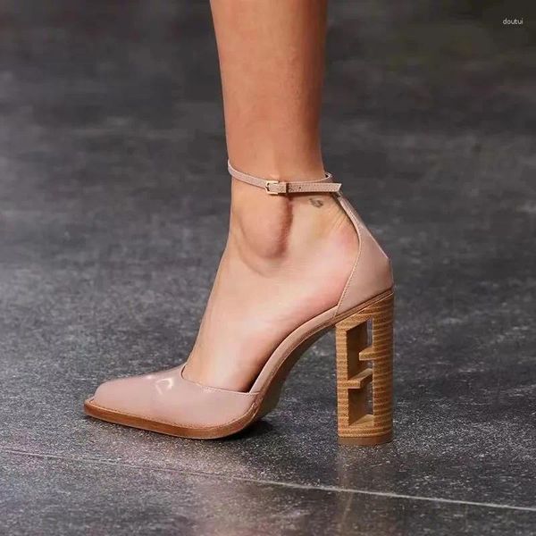 Sapatos de vestido Comércio exterior grande tamanho salto alto 2024 grão de madeira oco grosso com retro uma palavra fivela moda