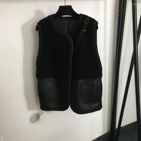 Giacche da donna Gilet dal design bifacciale integrato in pelliccia ecologica originale per il modello invernale 2024