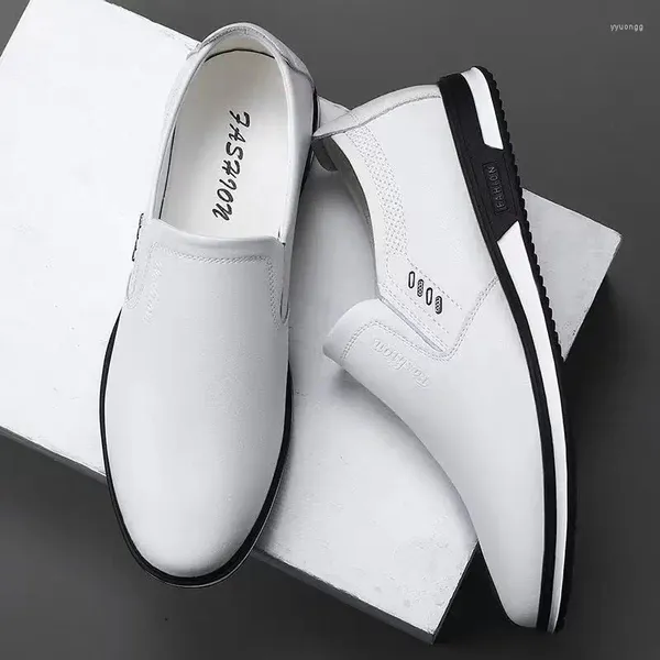 Sapatos de vestido estilo britânico moda couro homens luxo na moda 2024 casual deslizamento em mocassins formais mocassins preto branco apartamentos