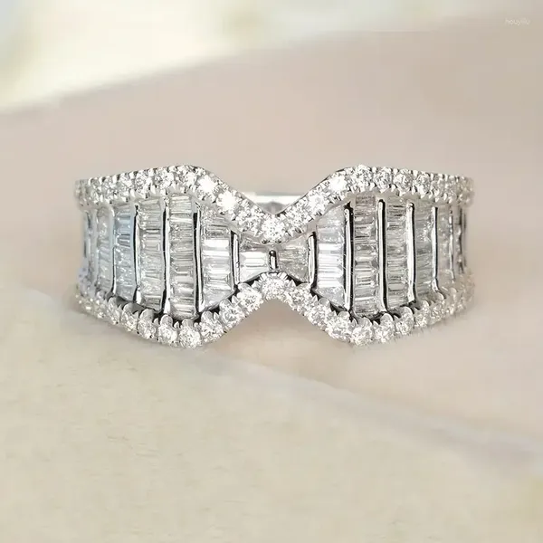 Cluster Ringe Bogenförmige Frauen Voll Gepflasterte Dazzling CZ Kristall Hochzeit Engagement Weibliche Modeschmuck Für Party Drop Schiff