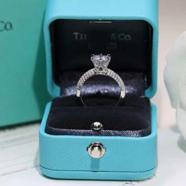 Luxo seis garras redondas completa Mosan diamante anel de noivado 925 prata esterlina moissanite anel de casamento Top Quality Designer Mulheres T Anel Amantes de casamento Anel Jóias
