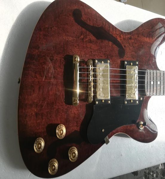 Çin fabrikası, ek ücretler olmadan istediği gibi değiştirilebilen elektro gitar inşa ediyor7666333