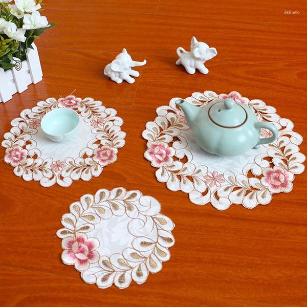 Tischsets 1PC Satin Rose Blume Stickerei Tischset Tuch Pad Tasse Deckchen Serviette Jahr Tischset Weihnachten Hochzeit Küche