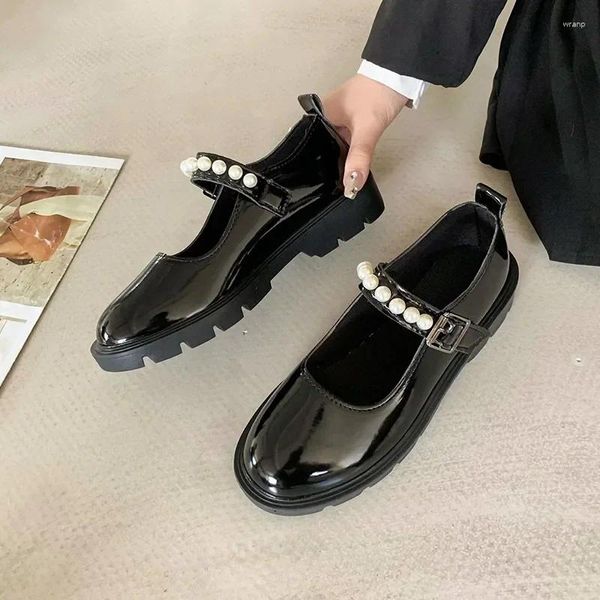 Sıradan Ayakkabı Kadın Satış 2024 Yuvarlak Toe Sığ Ağz Mary Mary Janes Siyah Patent Deri Büyük Artı Boyut 35-44 Kadın Pompası