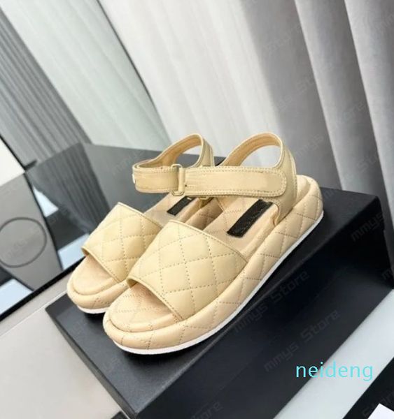 2024 Sandali da donna in pelle Stili con zeppa piatta Migliori scarpe casual Pantofole alla moda Albicocca