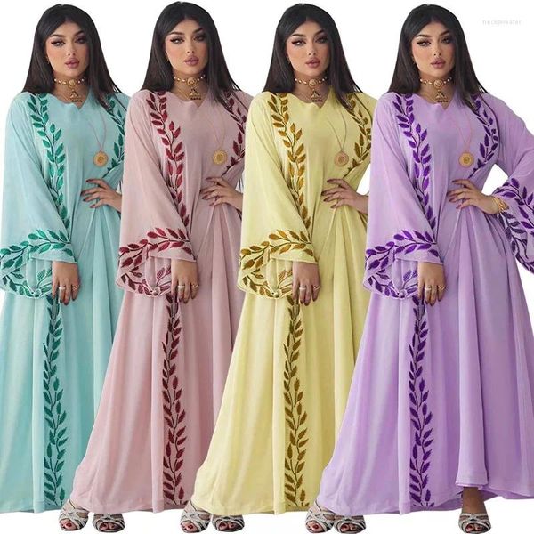 Ethnische Kleidung Naher Osten Straße Sommer Chiffon Langes muslimisches besticktes rosafarbenes Kleid mit rundem Kragen und Kopftuch