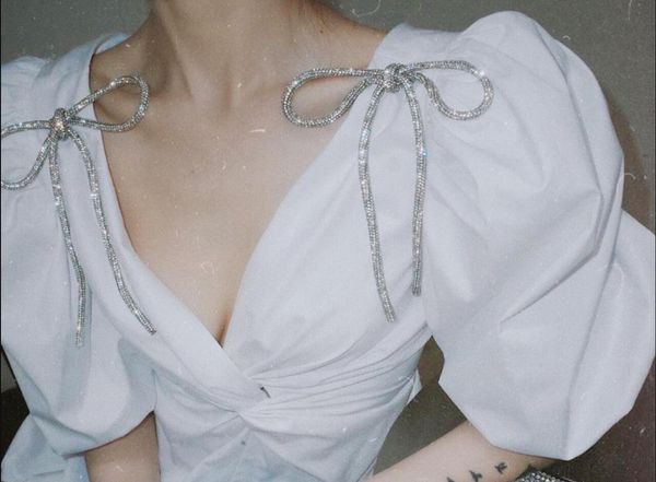 2024 Weißes Miu-m Water Diamond Bow Sexy Kleid mit V-Ausschnitt und Blasenärmeln Design Feeling Flower Bud Rock