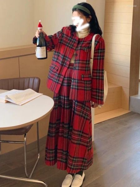 Abiti da lavoro 2024 INVERNO Donna Elegante giacca di lana scozzese rossa verde Abito natalizio Moda coreana Gonne lunghe a pieghe Cappotti di lana 2 pezzi