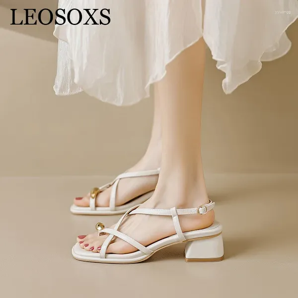 Sapatos de vestido 2024 verão sandálias de fadas femininas com saltos grossos tiras de tornozelo e design de clipe de dedo em estilo romano