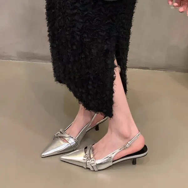 Sıradan ayakkabılar sivri uçlu kadın topuklu sandallar seksi yazlık elbise partisi tasarımcısı terlik 2024 yürüyüş flip flops femme zapatos