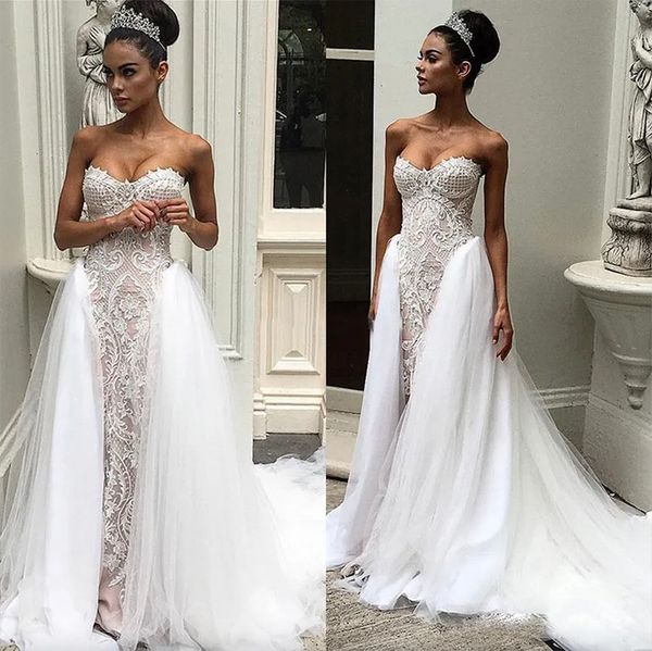 Abiti da sposa vintage con gonna oversize 2024 Scollo a cuore Applicazioni delicate Abiti da sposa Sweep Lunghezza Abito da sposa senza maniche