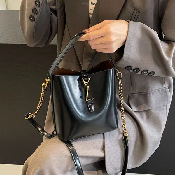 2024 Yeni tek omuzlu taşınabilir kova çantası ışık lüks lüks gelişmiş gidip moda basit anne çantası