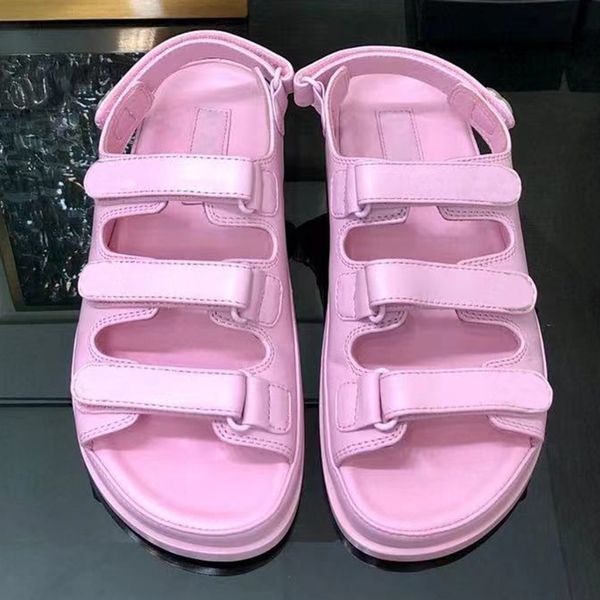 2024 Sommer neu kommen Frauen Strand Sandalen offene Peep Toe Bonbonfarben Metallknopf Dekor draußen zu Fuß flach mit Urlaub echtes Leder Frauen Designer-Sandalen