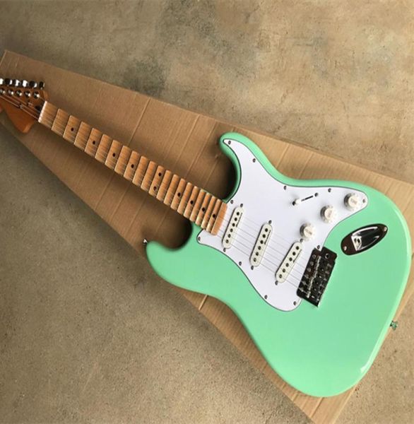 Nuovo arrivo Chitarra elettrica verde menta con battipenna bianco Tastiera smerlata Pickup SSS22 tastiOfferta di servizi personalizzati5410525