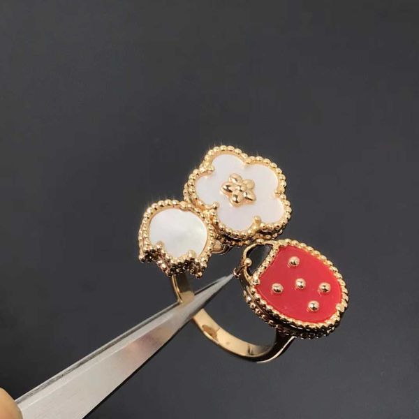 Designer Van Van Four Leaf Grass Ring Ladybug Female High Edition White Fritillaria Ornament in oro rosa M433